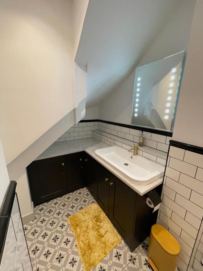Lees Lookout Holt ,2 Bedroom Luxury Apartment With Private Parking Exterior photo